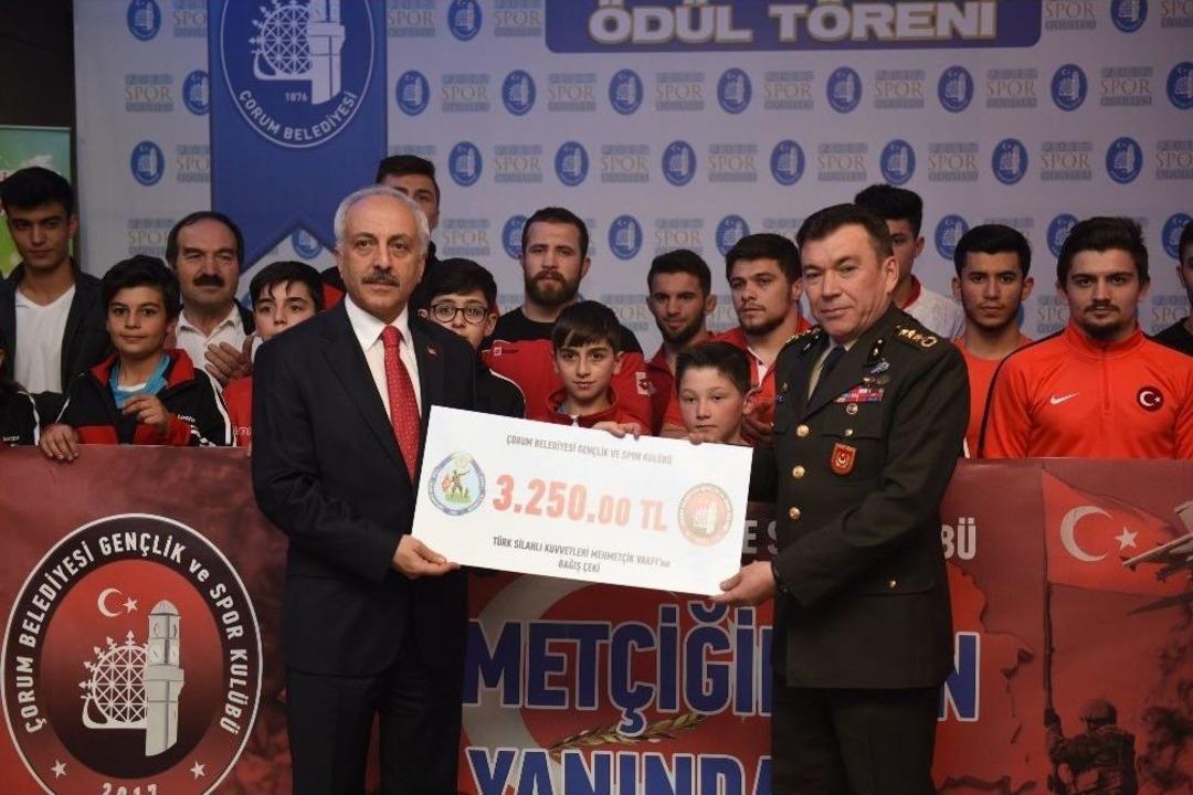 &Ccedil;orumlu Sporcular Asker Selamıyla Mehmet&ccedil;iğe Bağışta Bulundu