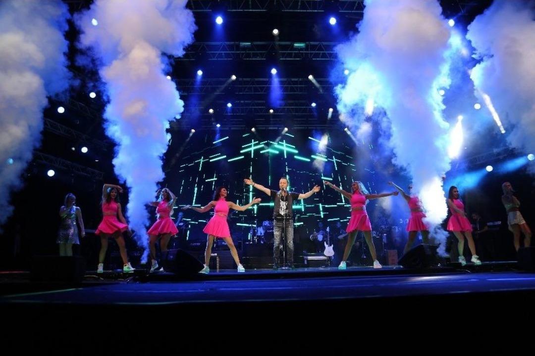 Serdar Orta&ccedil; Sahneye 17 Kiloluk Swarovski Ceketle &Ccedil;ıktı