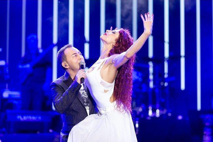 Serdar Ortaç Sahneye 17 Kiloluk Swarovski Ceketle Çıktı G3