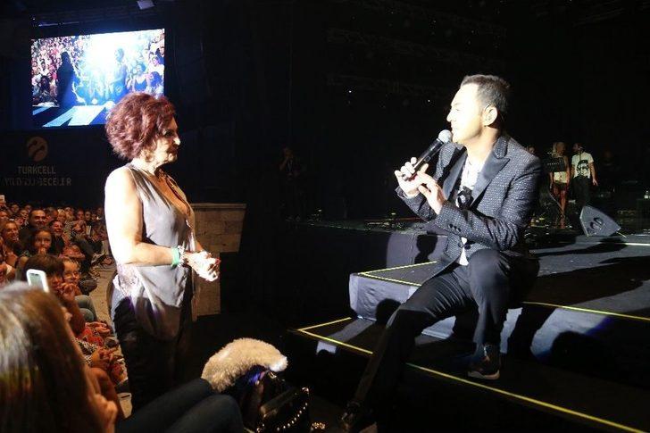 Serdar Ortaç Sahneye 17 Kiloluk Swarovski Ceketle Çıktı G2