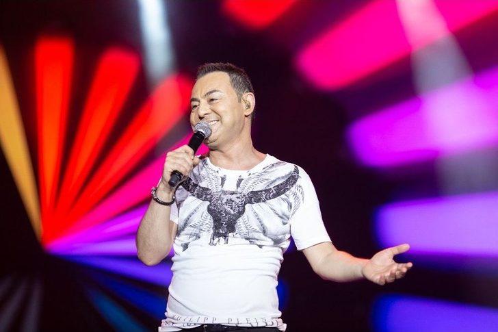 Serdar Ortaç Sahneye 17 Kiloluk Swarovski Ceketle Çıktı G5