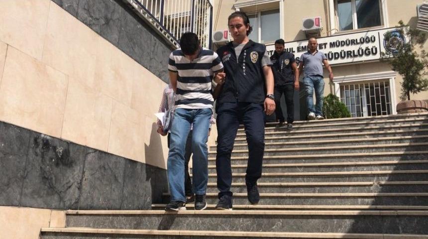 İstanbul’da ’kırmızı Eldiven’ İle Silahlı Market Soygunu Kamerada