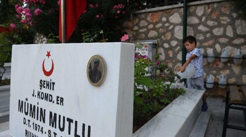 Bursa&rsquo;da Şehitliklerde Buruk Bayram