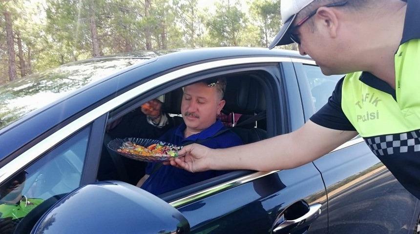 Trafik Polislerinden S&uuml;r&uuml;c&uuml;lere Kolonya Ve Bayram Şekeri