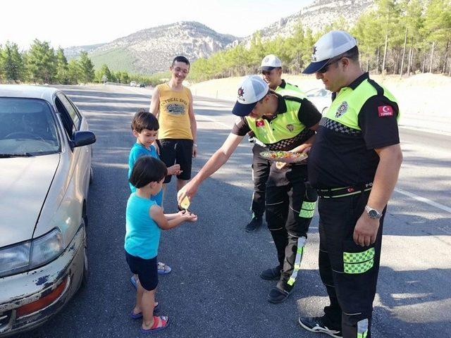 Trafik Polislerinden Sürücülere Kolonya Ve Bayram Şekeri