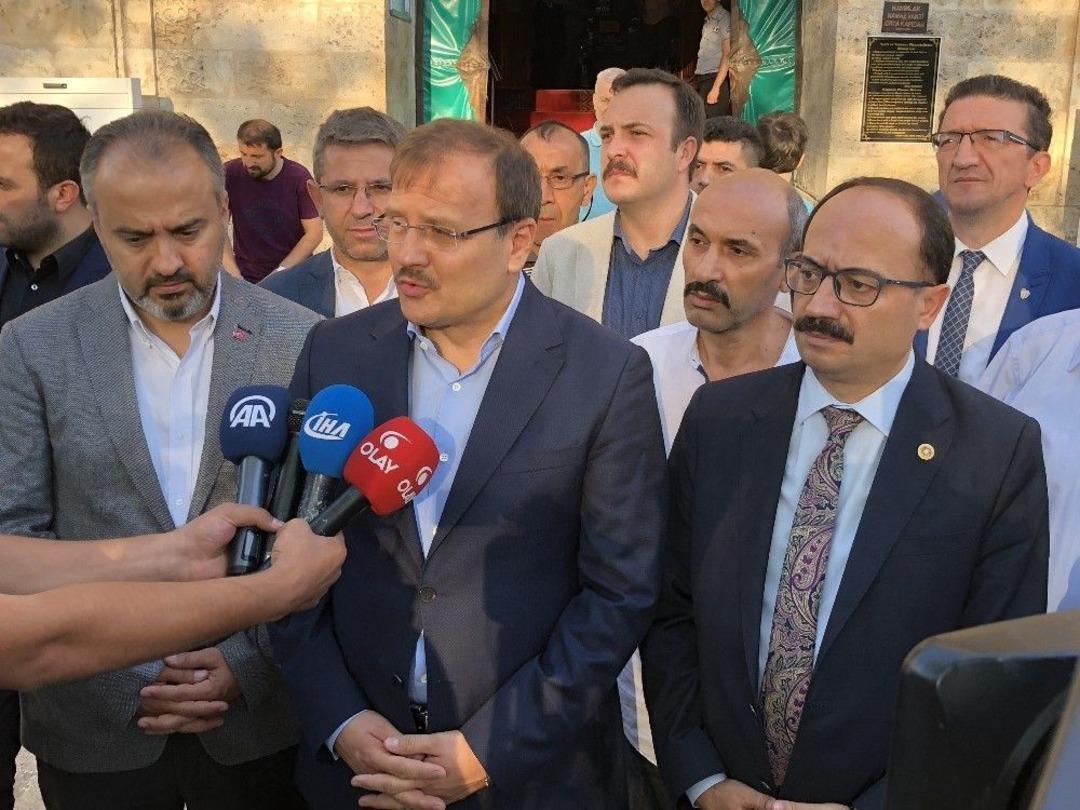 &Ccedil;avuşoğlu, Bayram Namazını Ulu Cami&rsquo;de Kıldı