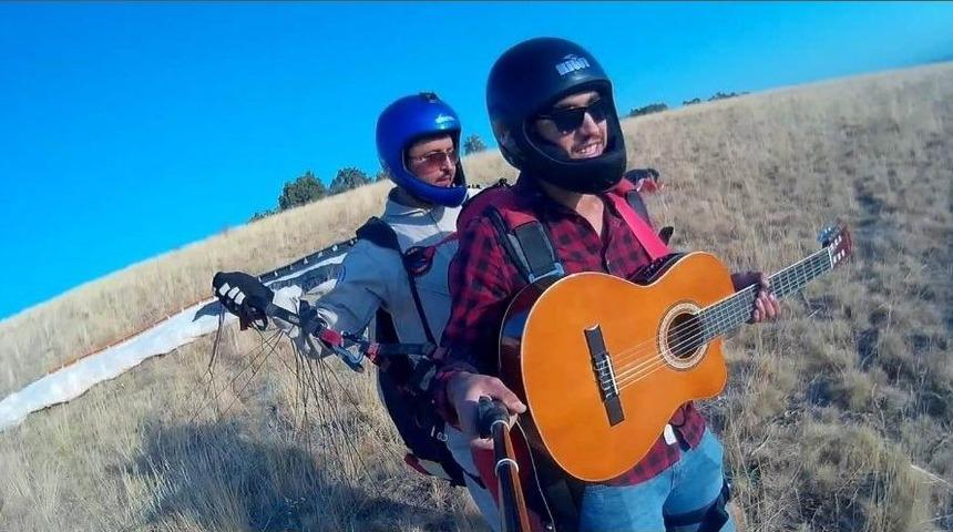 Bin Metre Y&uuml;kseklikte Gitar &Ccedil;alıp Şarkı S&ouml;yledi