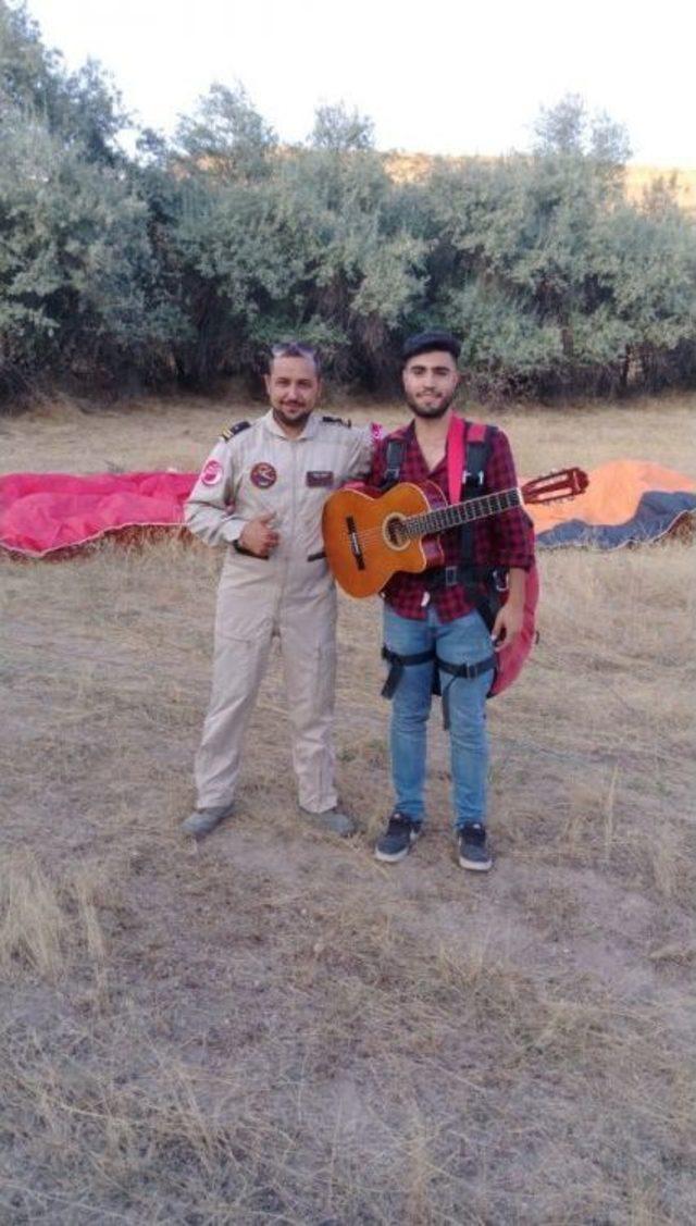 Bin Metre Yükseklikte Gitar Çalıp Şarkı Söyledi