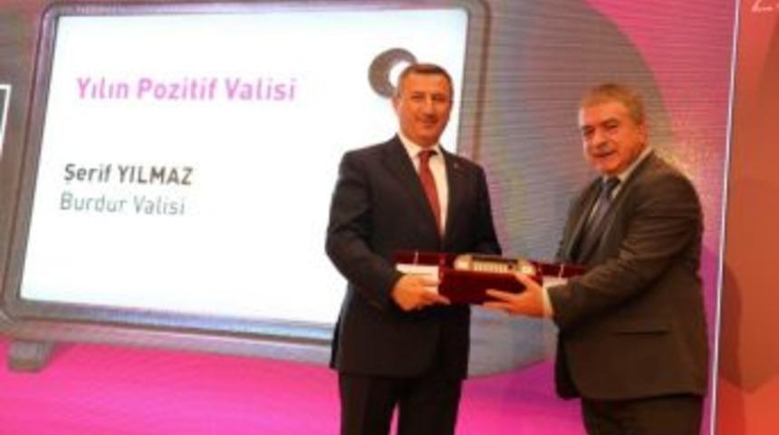 Vali Yılmaz&rsquo;a "yılın Pozitif Valisi" &Ouml;d&uuml;l&uuml;