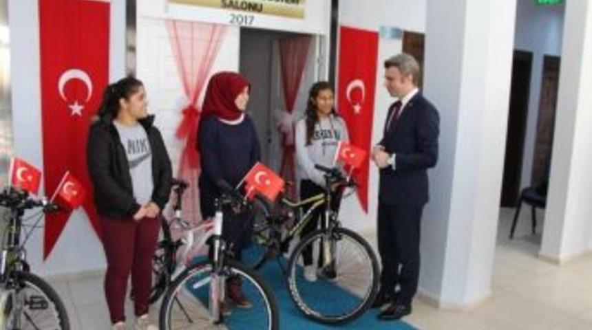 Kitap Okudular, Kazandılar