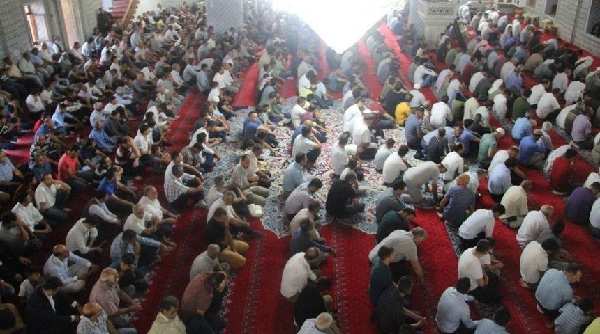 Peygamberler Şehrinde Binlerce Kişi Bayram Namazı İ&ccedil;in Balıklıg&ouml;l&rsquo;e Akın Etti