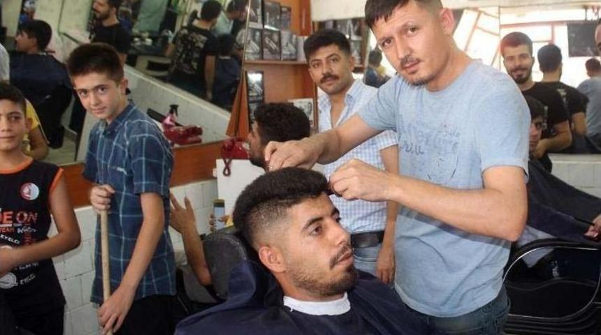 Bayram Yoğunluğunda Berberler Randevu İle Tıraş Ediyor