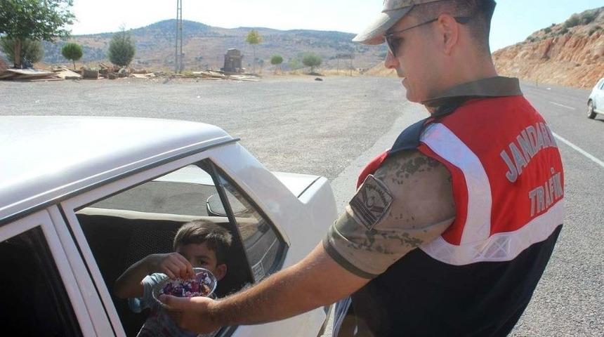 Trafik Ekiplerinden Şekerli Kolonyalı Yol Uygulaması