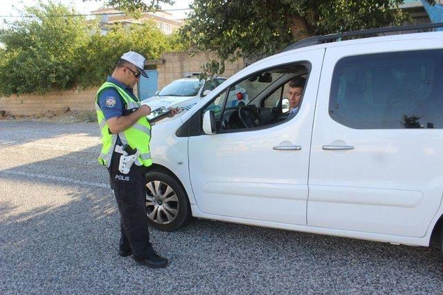 Trafik Ekiplerinden Şekerli Kolonyalı Yol Uygulaması