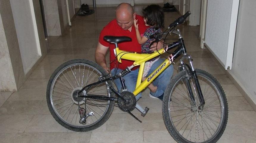 Tv’de Kendilerini İzleyince Çaldıkları Bisikleti İade Ettiler