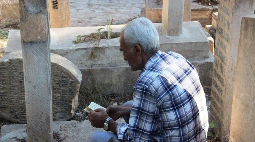 Bayramın İlk Ziyareti Mezarlıklara Yapıldı