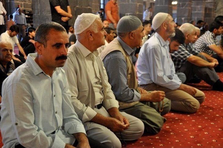 Bayram Namazında Camiler Doldu Taştı G1