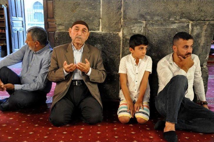 Bayram Namazında Camiler Doldu Taştı G3