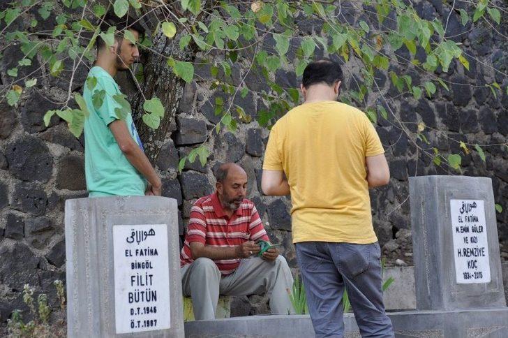 Bayram Sabahı Mezarlıklar Doldu Taştı G2