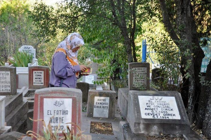 Bayram Sabahı Mezarlıklar Doldu Taştı G3