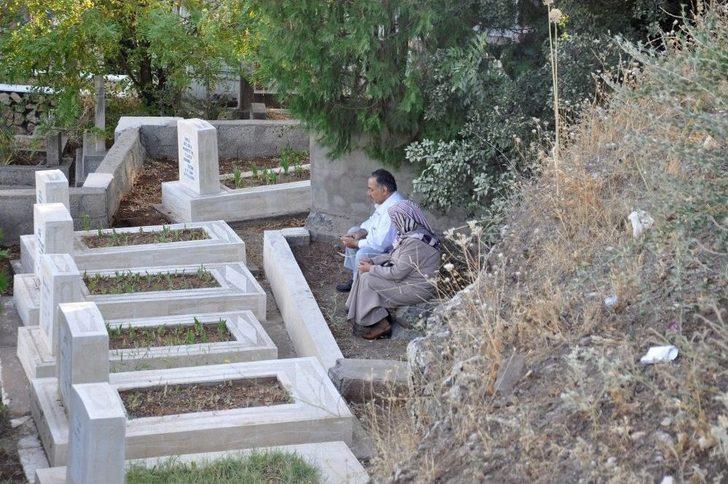 Bayram Sabahı Mezarlıklar Doldu Taştı G4