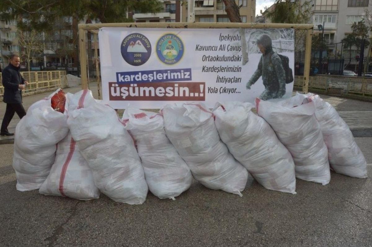 Manisalı &Ouml;ğrencilerden Van&rsquo;daki Akranlarına Yardım