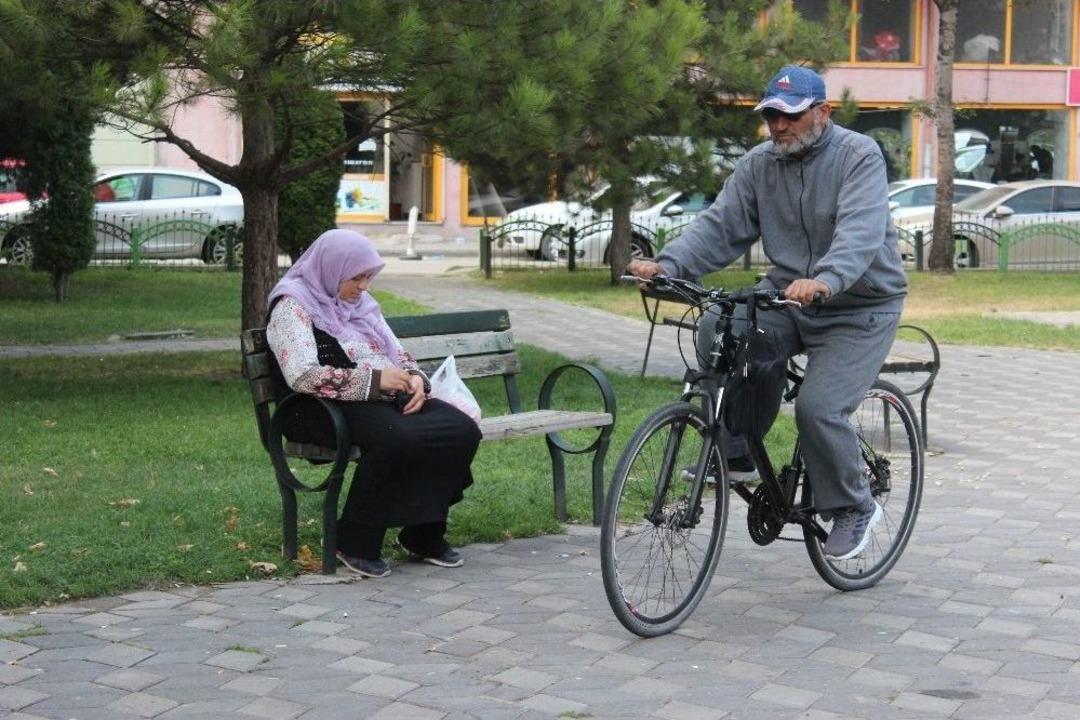 Gen&ccedil;lere &Ouml;rnek Olmak İ&ccedil;in Bisikletiyle Yola &Ccedil;ıktı