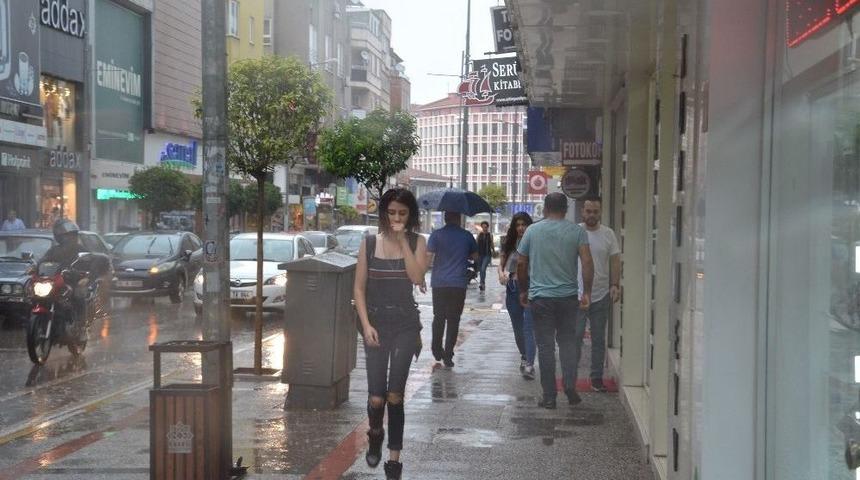 Balıkesir’de Sağanak Yağış Hayatı Felç Etti