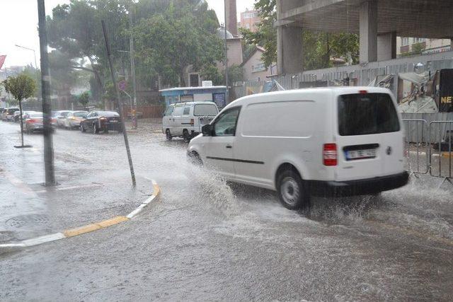 Balıkesir’de Sağanak Yağış Hayatı Felç Etti