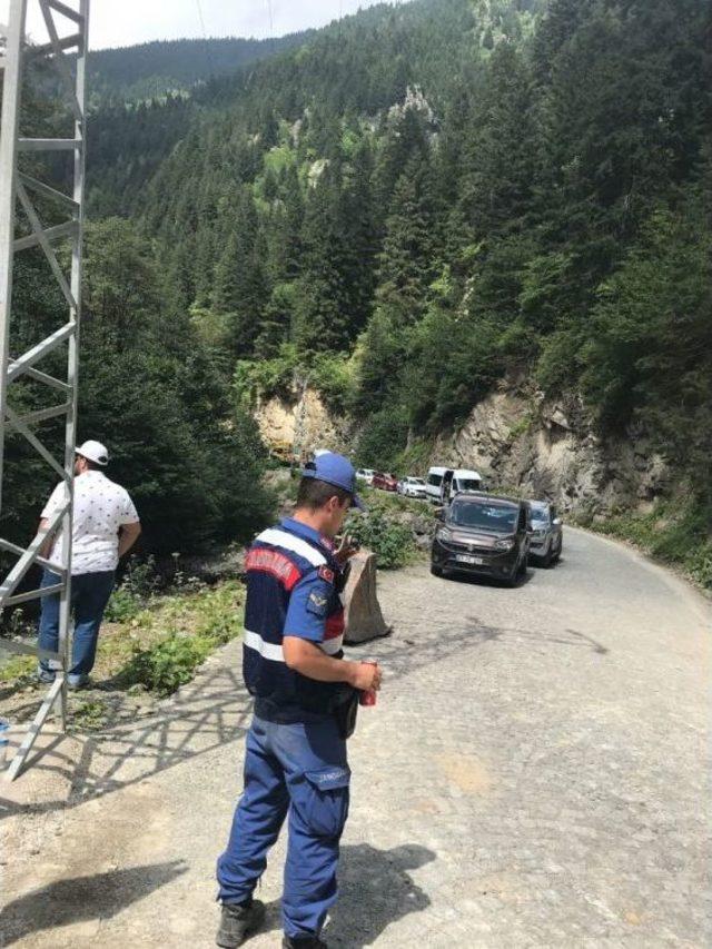 Yol Çalışmasıyla Nedeniyle Uzungöl-demirkapı Mevkiinde Uzun Kuyruklar Oluştu