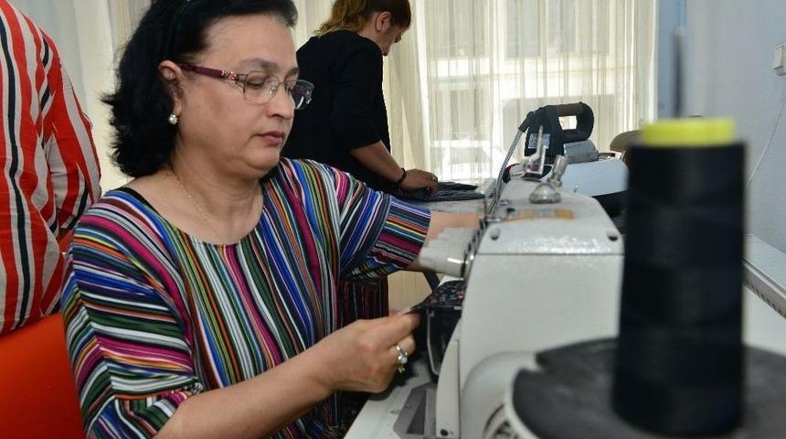 Kendi Kıyafetlerini Kendileri Dikiyorlar