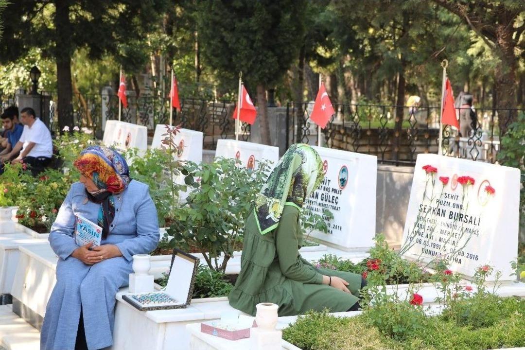 Şehitliklerde Buruk Bayram