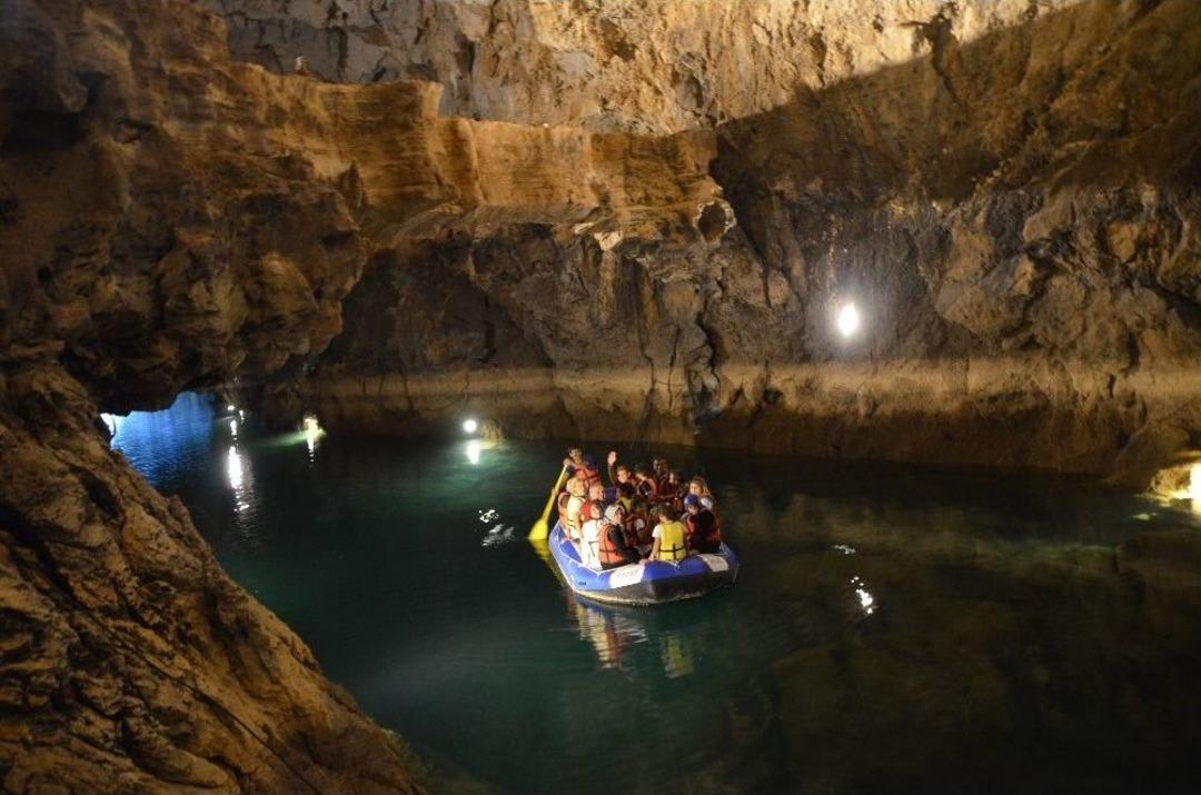 Altınbeşik Mağarası Ziyaret&ccedil;ilerini B&uuml;y&uuml;l&uuml;yor