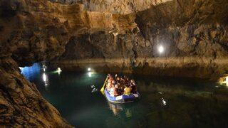 Altınbeşik Mağarası Ziyaretçilerini Büyülüyor