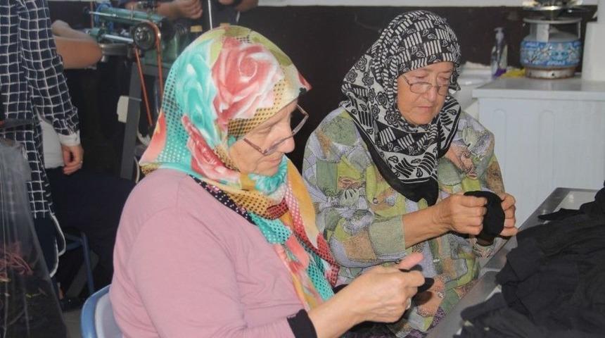 Yaşlı Teyzelerin &Ouml;ğrenme Azimleri T&uuml;m İl&ccedil;eye &Ouml;rnek Oluyor