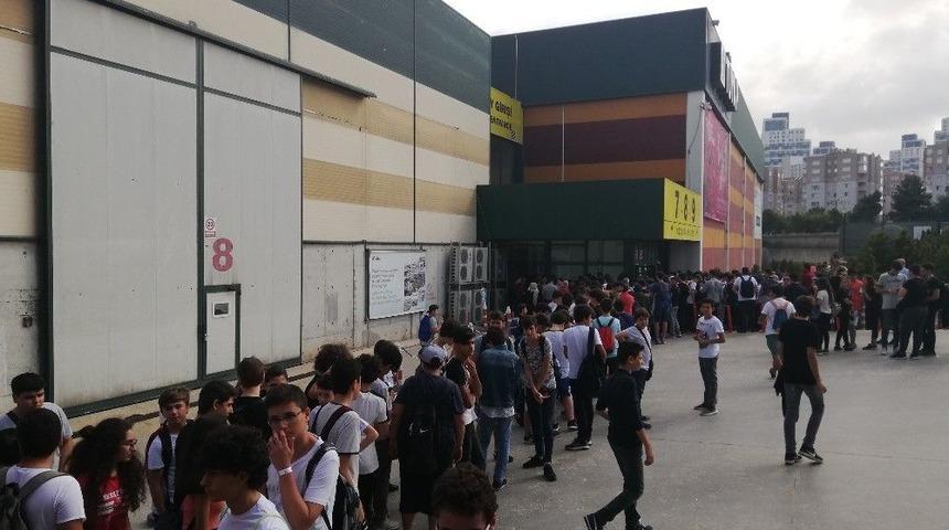 (&ouml;zel) T&uuml;yap&rsquo;ta Oyun Fuarı İ&ccedil;in Metrelerce Kuyruk Oluştu