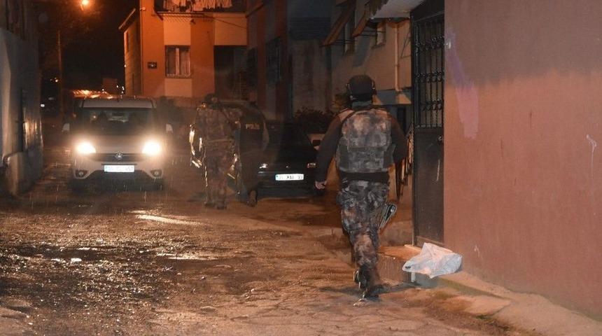 İzmir&rsquo;de Nevruz &Ouml;ncesi Şafak Operasyonu: 61 G&ouml;zaltı