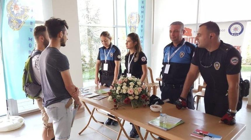 Polis &Uuml;niversite &Ouml;ğrencilerini Bilgilendirdi