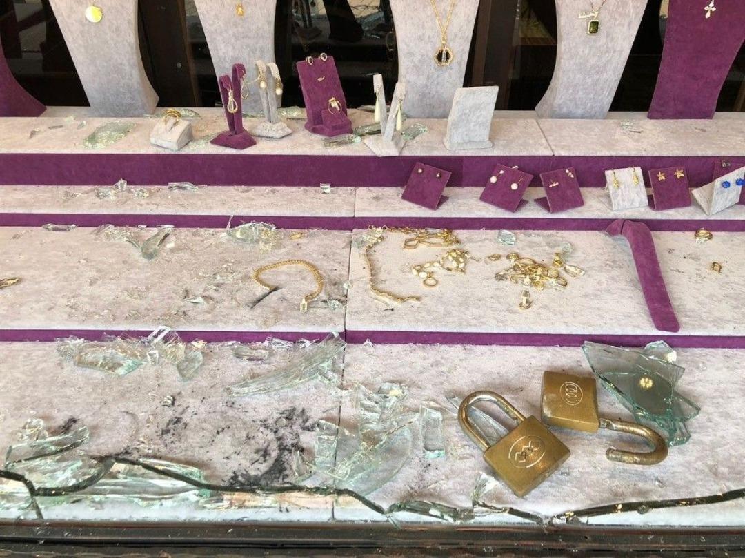 Antalya&rsquo;da Maskeli Kuyumcu Soygunu