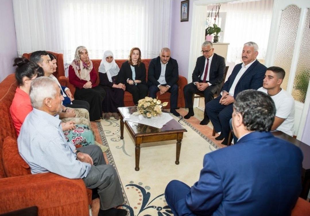 Vali Zorluoğlu Ve Protokolden Şehit Ailelerine Bayram Ziyareti