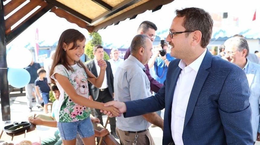 Vatandaşlar Bir Yandan Kahvaltı Yaptı, Bir Yandan Kesim Sırası Bekledi