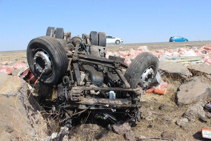 Tır Şarampole Devrildi: 1 Ölü G3