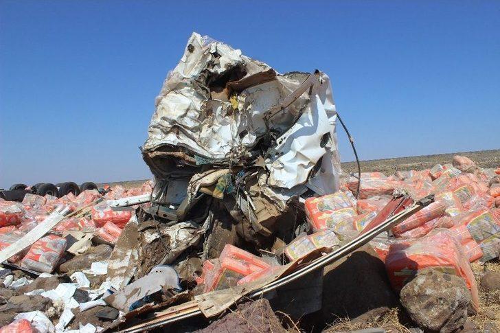 Tır Şarampole Devrildi: 1 Ölü G4