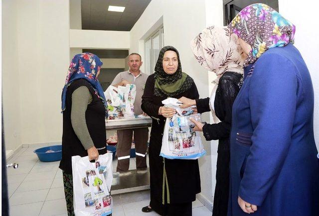 270 Yetimin Ailesine Kurban Eti Dağıtıldı