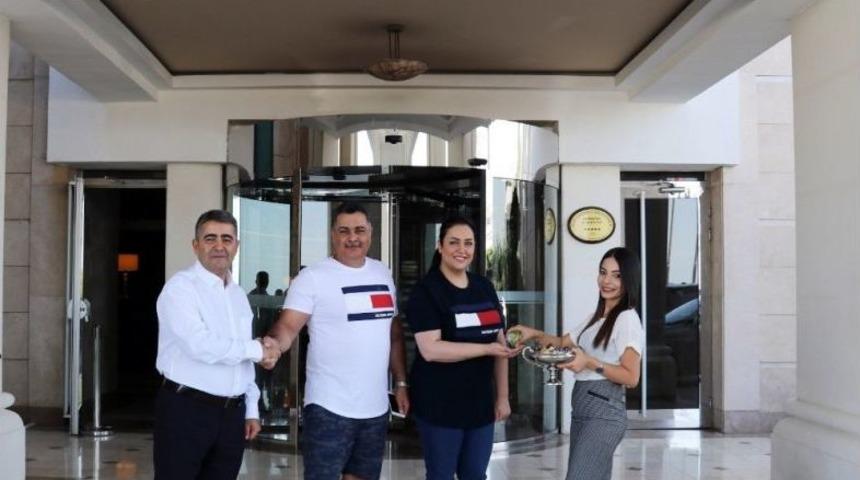 Hilton Y&ouml;neticileri, Misafirlerinin Bayramını Kutladı