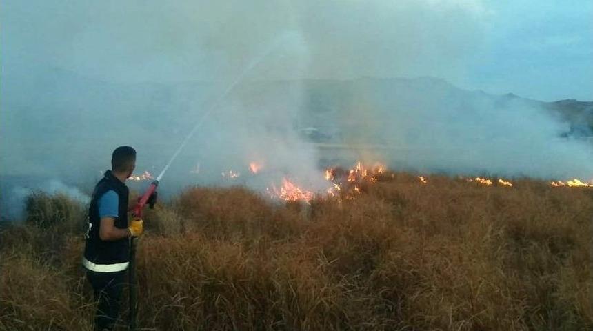 &Ouml;zalp İl&ccedil;esinde Korkutan Anız Yangını