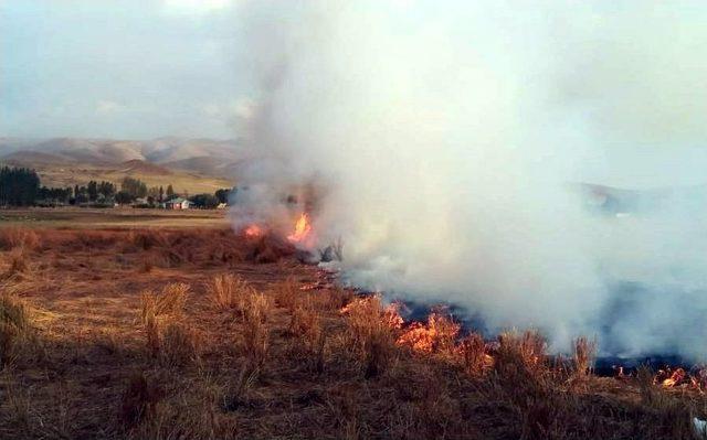 Özalp İlçesinde Korkutan Anız Yangını