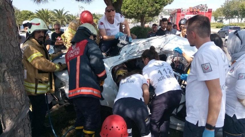 Kartal&rsquo;da Otomobil Ağaca &Ccedil;arptı: 1&rsquo;i Ağır 2 Yaralı