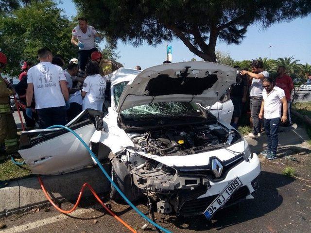 Kartal’da Otomobil Ağaca Çarptı: 1’i Ağır 2 Yaralı