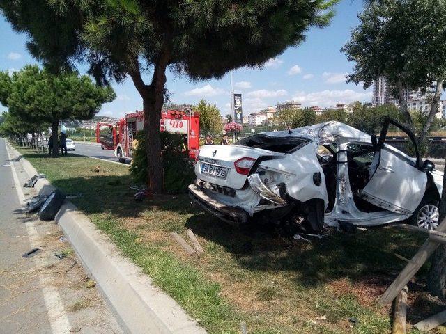 Kartal’da Otomobil Ağaca Çarptı: 1’i Ağır 2 Yaralı